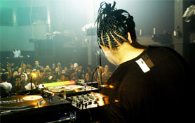 DJ AKi