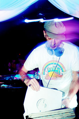 deAthdisko feat. DAMIAN LAZARUS