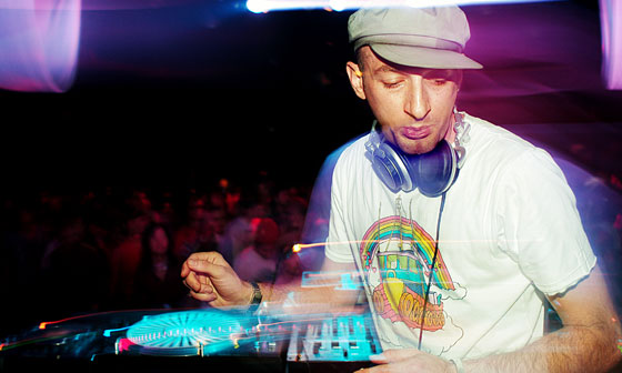 deAthdisko feat. DAMIAN LAZARUS