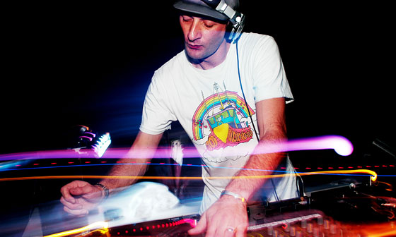 deAthdisko feat. DAMIAN LAZARUS