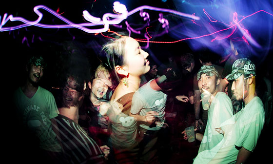 deAthdisko feat. DAMIAN LAZARUS