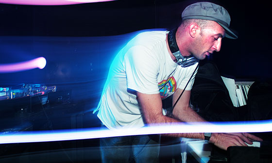 deAthdisko feat. DAMIAN LAZARUS