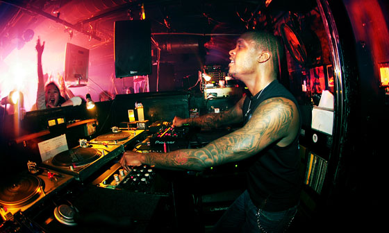 MUSeUM feat. QUENTIN HARRIS