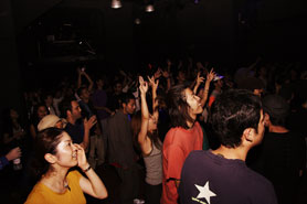 kompakt night Crowds