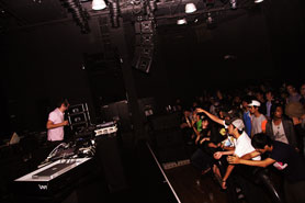 kompakt night Crowds