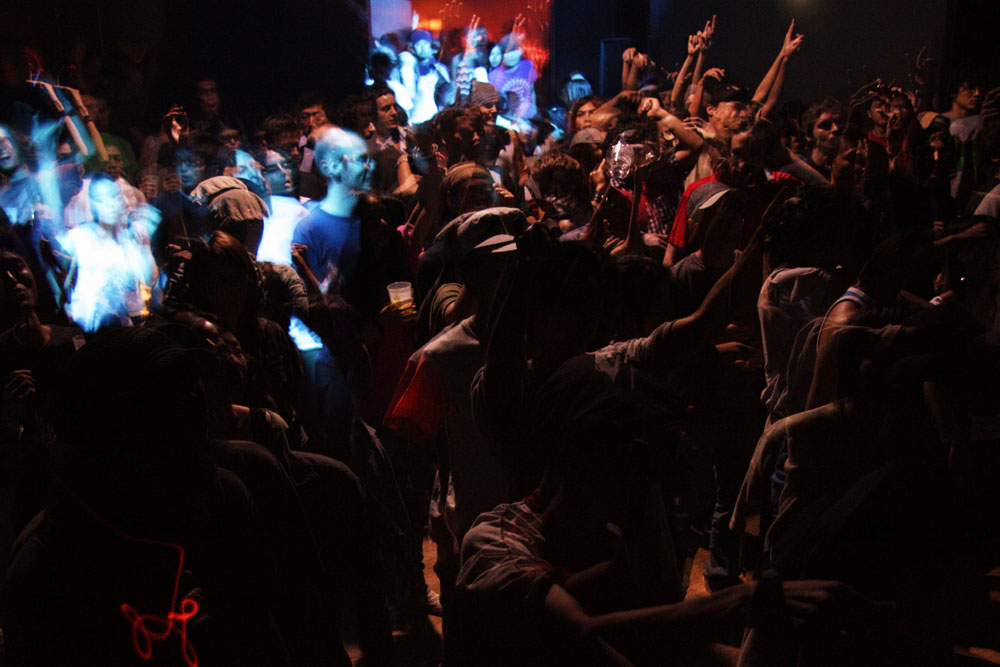 kompakt night Crowds