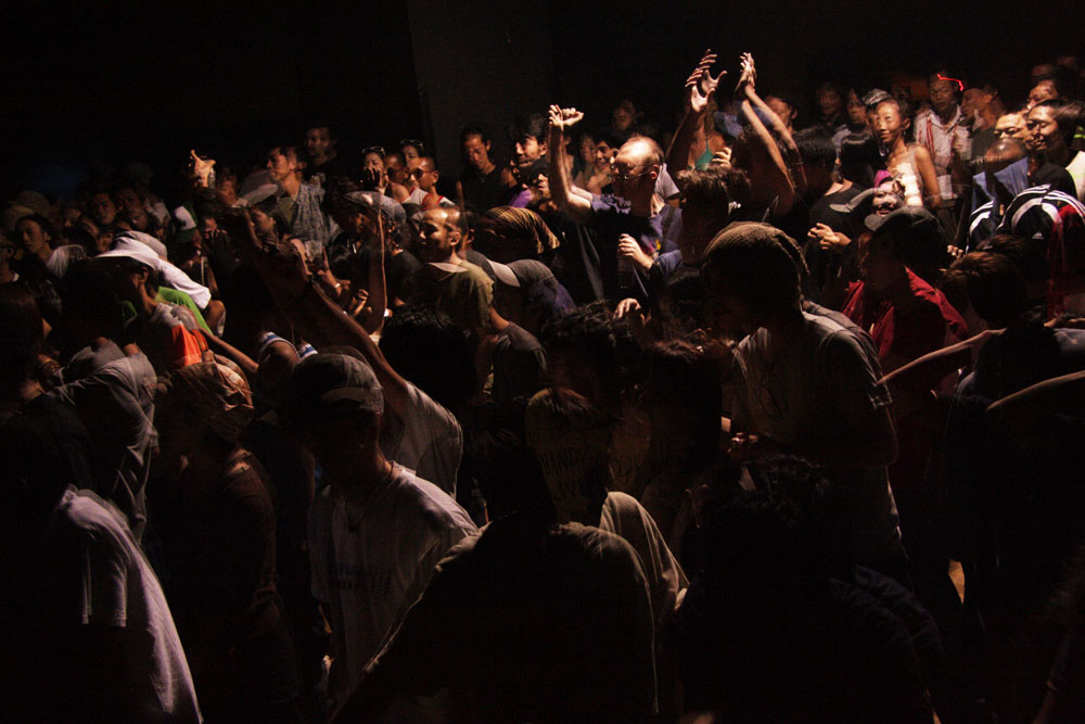 kompakt night Crowds