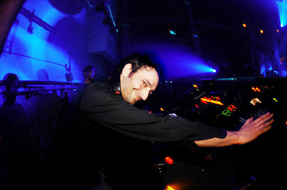 DIG DEEPER feat. DANNY HOWELLS 