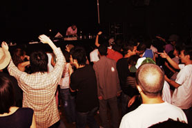 kompakt night Crowds