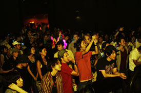 kompakt night Crowds